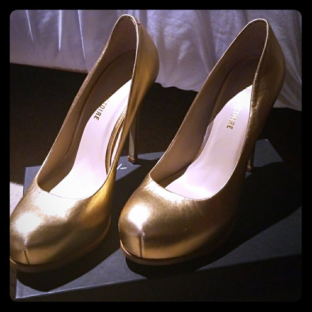 Pour La Victorie Platform Heels Gold